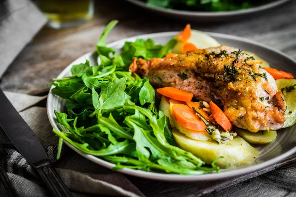 Poulet aux pommes de terre et salade de roquette — Photo