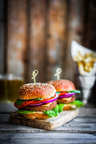 Házi készítésű hamburgertől a háttérben — Stock Fotó