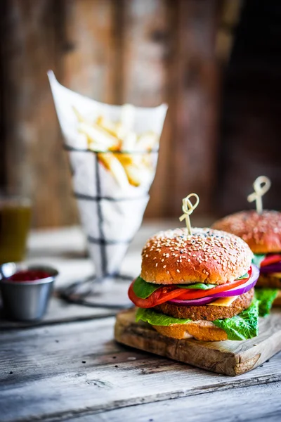 Arka plan üzerinde ev yapımı hamburger