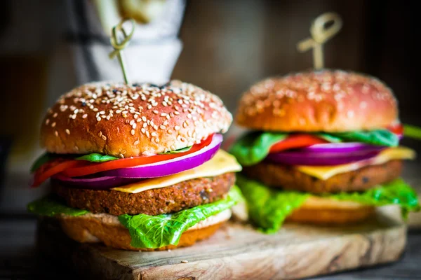 Zelfgemaakte hamburgers op achtergrond — Stockfoto