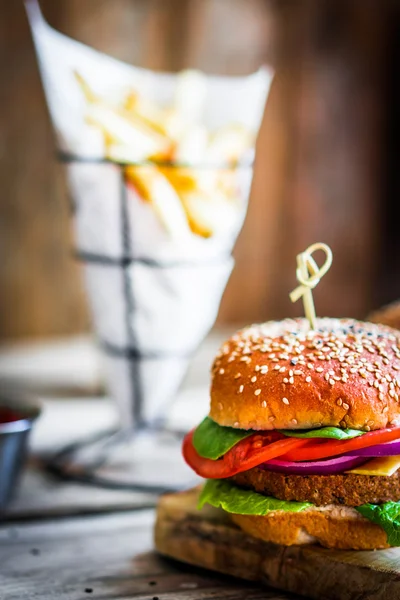 Hamburguesa casera en el fondo — Foto de Stock