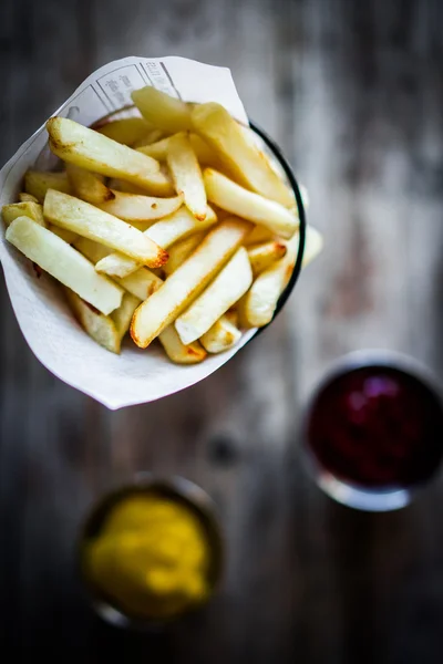 Pommes frites på rustika trä bakgrund — Stockfoto