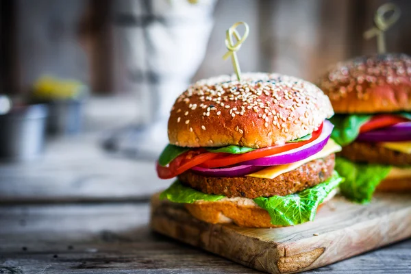 Házi készítésű hamburgertől a háttérben — Stock Fotó