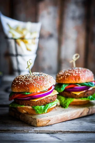 Domácí hamburgery na pozadí — Stock fotografie