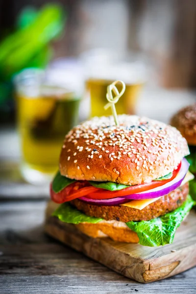 Hamburguesas caseras en el fondo — Foto de Stock