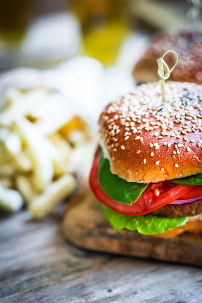 Zelfgemaakte hamburgers op achtergrond — Stockfoto