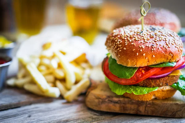 Zelfgemaakte hamburgers op achtergrond — Stockfoto