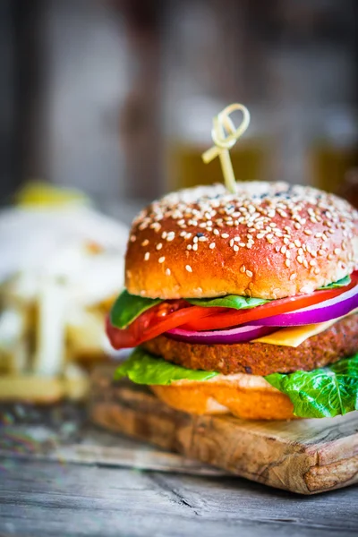Huisgemaakte Hamburger op achtergrond — Stockfoto