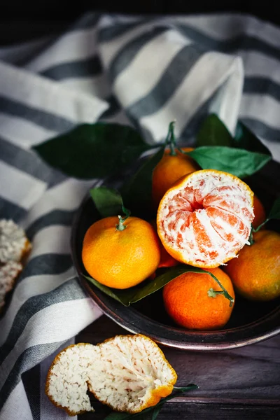 Tangerines with leaves on wooden background — Stock Photo, Image