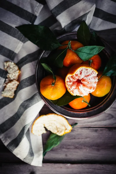 Mandarinas con hojas sobre fondo de madera —  Fotos de Stock