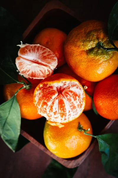 带有木制背景叶子的橘子 — 图库照片
