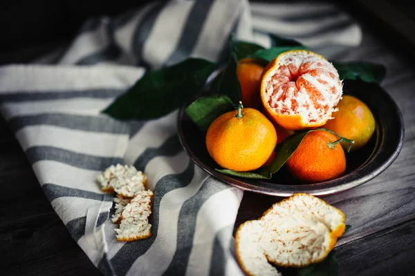 Mandarinas con hojas sobre fondo de madera —  Fotos de Stock