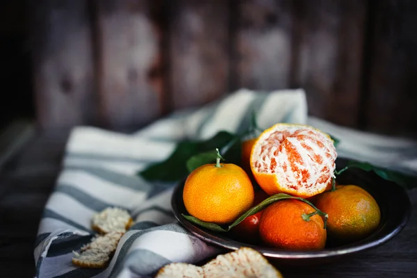 Mandarinas con hojas sobre fondo de madera —  Fotos de Stock