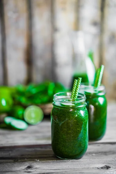 Smoothie verde no fundo de madeira — Fotografia de Stock