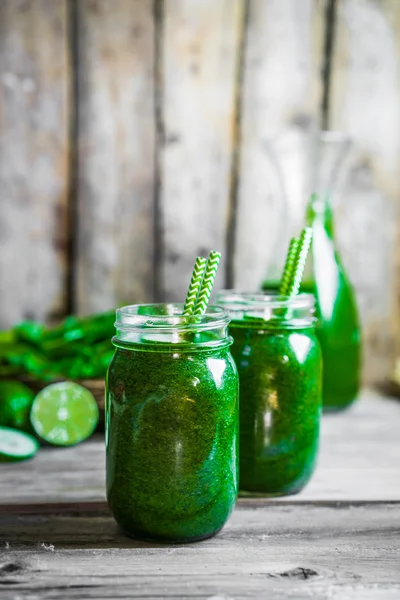 Frullato verde su sfondo di legno — Foto Stock