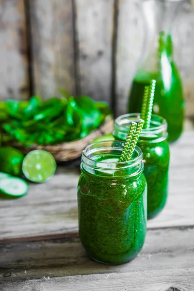 Batido verde sobre fondo de madera — Foto de Stock