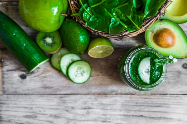 Frullato verde su sfondo di legno — Foto Stock