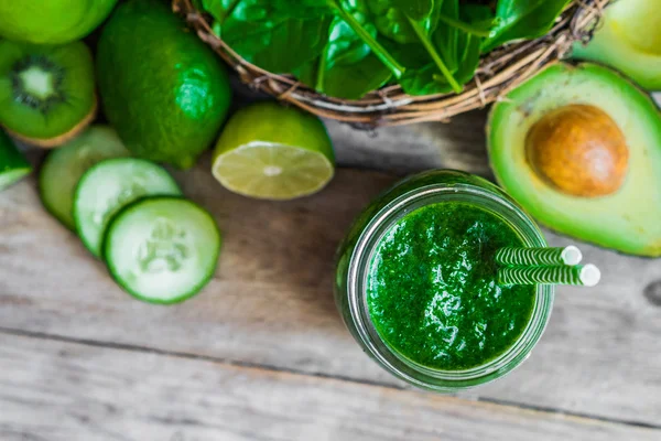 Green smoothie on wooden background — Stock Photo, Image