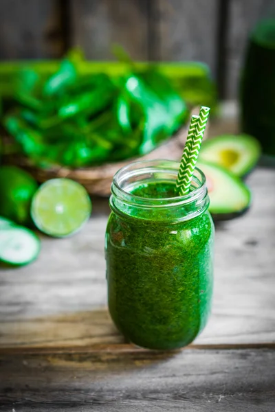 Grüner Smoothie auf Holzgrund — Stockfoto