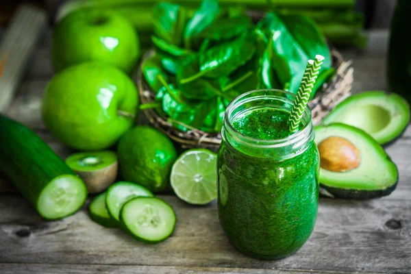 Frullato verde su sfondo di legno — Foto Stock