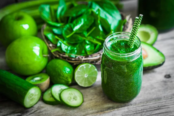 Grüner Smoothie auf Holzgrund — Stockfoto