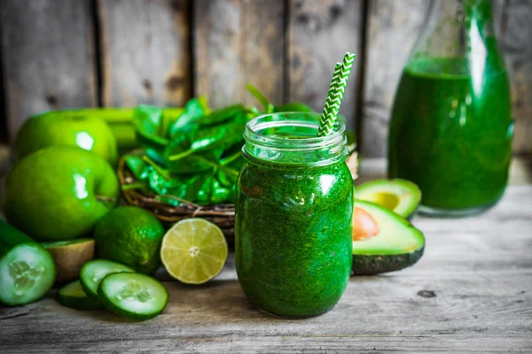 Frullato verde su sfondo di legno — Foto Stock