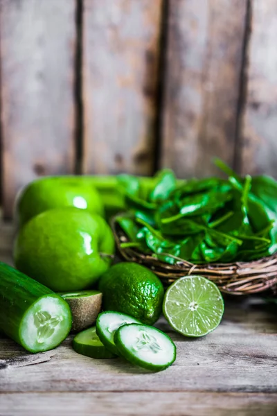 Mischung aus grünem Obst und Gemüse — Stockfoto