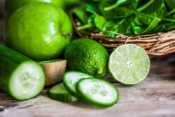 Mischung aus grünem Obst und Gemüse — Stockfoto