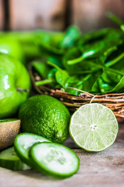 Mix van groene groenten en fruit — Stockfoto
