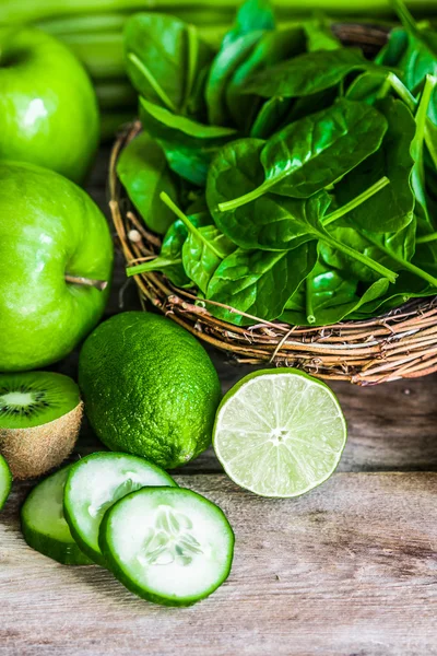 Mix van groene groenten en fruit — Stockfoto