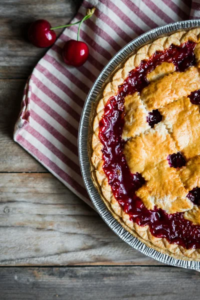 Tarte aux cerises maison sur fond rustique — Photo