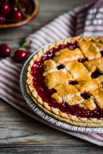 Tarta de cereza casera sobre fondo rústico — Foto de Stock