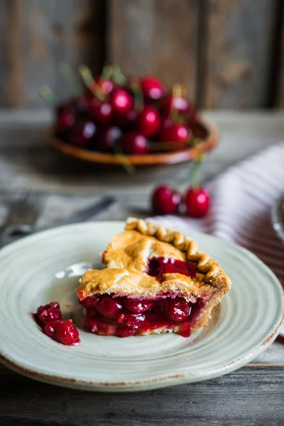 Tarta de cereza casera sobre fondo rústico — Foto de Stock