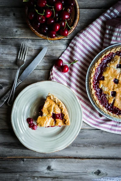 Tarta de cereza casera sobre fondo rústico — Foto de Stock