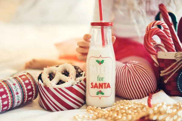 Молоко для Санти в банці з різдвяними кренделями — стокове фото