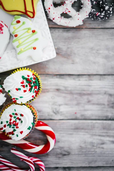 Cupcakes de Natal em fundo de madeira — Fotografia de Stock