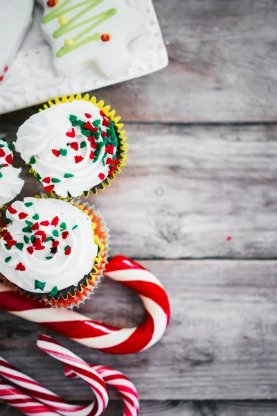 Pastelitos de Navidad sobre fondo de madera — Foto de Stock