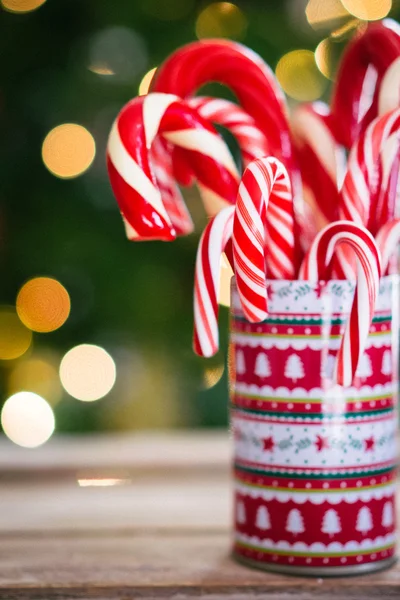Jul godis käppar på trä bakgrund — Stockfoto
