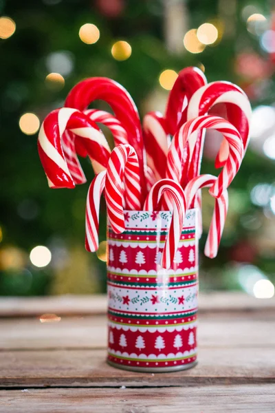 Bastones de caramelo de Navidad sobre fondo de madera —  Fotos de Stock