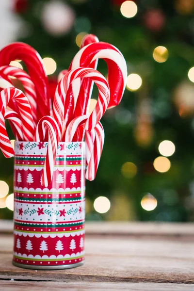 Bastoncini di zucchero natalizio su sfondo di legno — Foto Stock