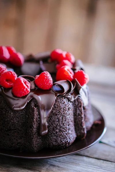 素朴な木製の背景にラズベリーとチョコレート ケーキ — ストック写真