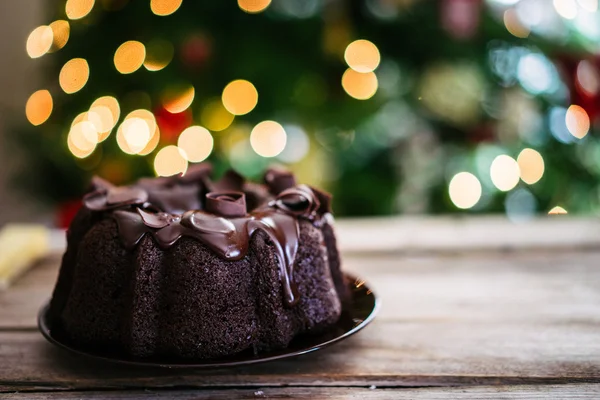소박한 나무 배경에 초콜릿 케이크 — 스톡 사진