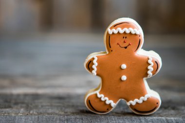 Zencefilli kurabiye adam rustik arka plan üzerinde