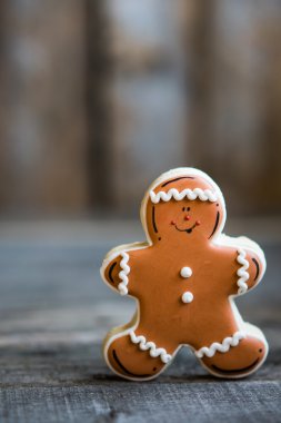 Zencefilli kurabiye adam rustik arka plan üzerinde