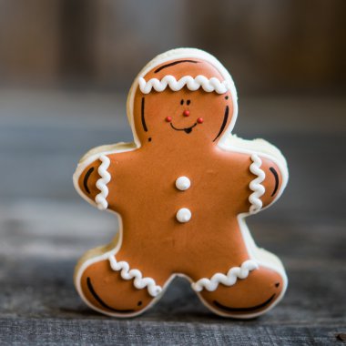 Zencefilli kurabiye adam rustik arka plan üzerinde