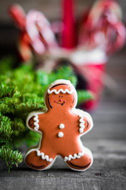 Zencefilli kurabiye adam rustik arka plan üzerinde