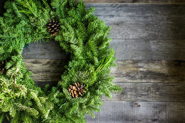 Julgran krans på rustika trä bakgrund — Stockfoto