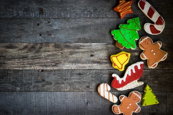 Galletas de Navidad sobre fondo rústico de madera — Foto de Stock