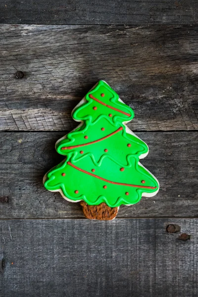 Biscoito de árvore de Natal no fundo de madeira — Fotografia de Stock