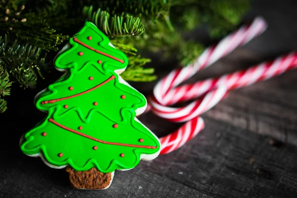 Christmas tree cookie on wooden background — Stock Photo, Image